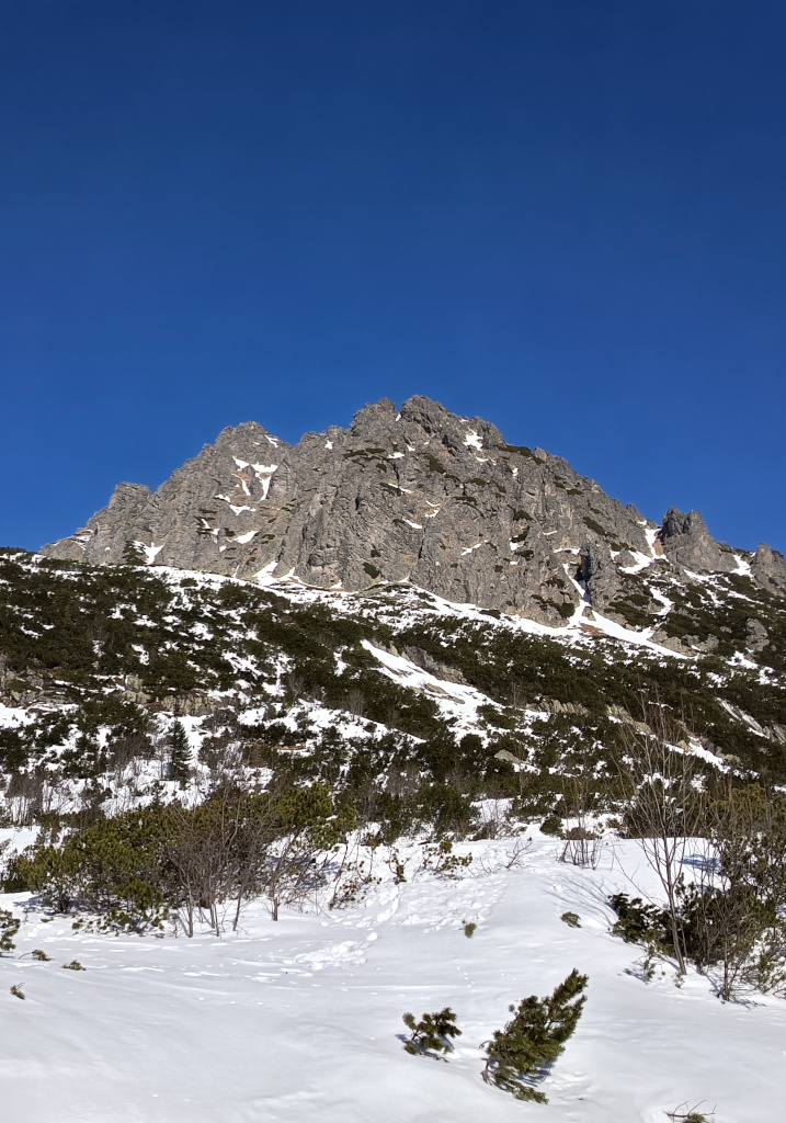 Jižní stěna Žeruchového hřebene. Zprava Východná Žeruchová věža, Západná Žeruchová veža a Kozí štít.
