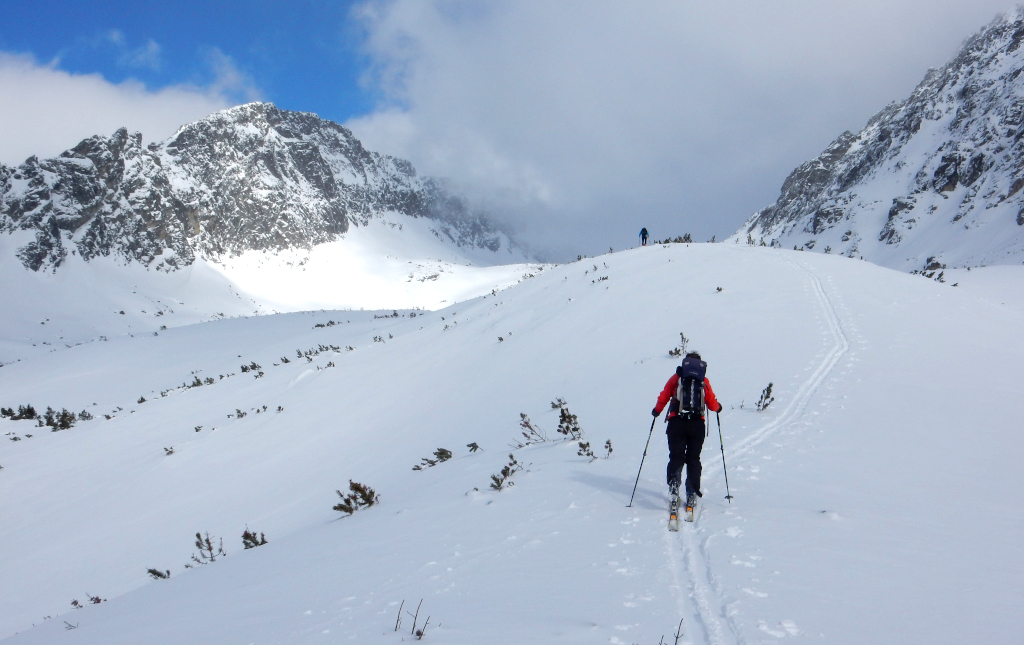 Skialpinisté stoupají Furkotskou dolinou.