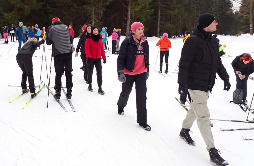 Jakuszyce, na zimních cestách v Polsku se míjejí lyžaři s pěšími turisty.