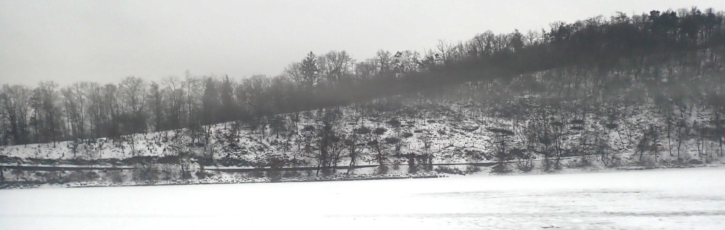Cyklostezka podél Hostivařské přehrady se v zimě mění na běžkařskou dráhu.