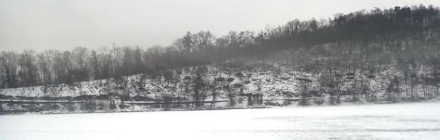 Hostivařská přehrada za oblevy: brusle a koloběžka