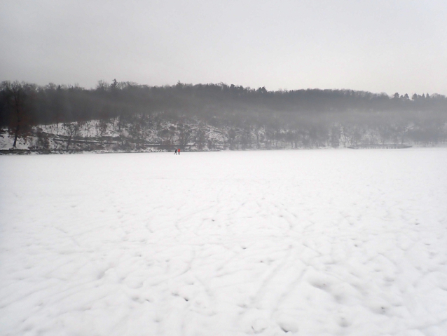 Hostivařská přehrada za oblevy: brusle a koloběžka