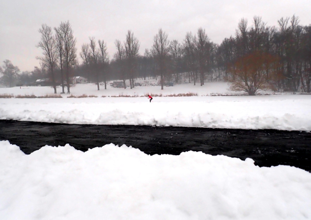 Hostivařská přehrada za oblevy: brusle a koloběžka