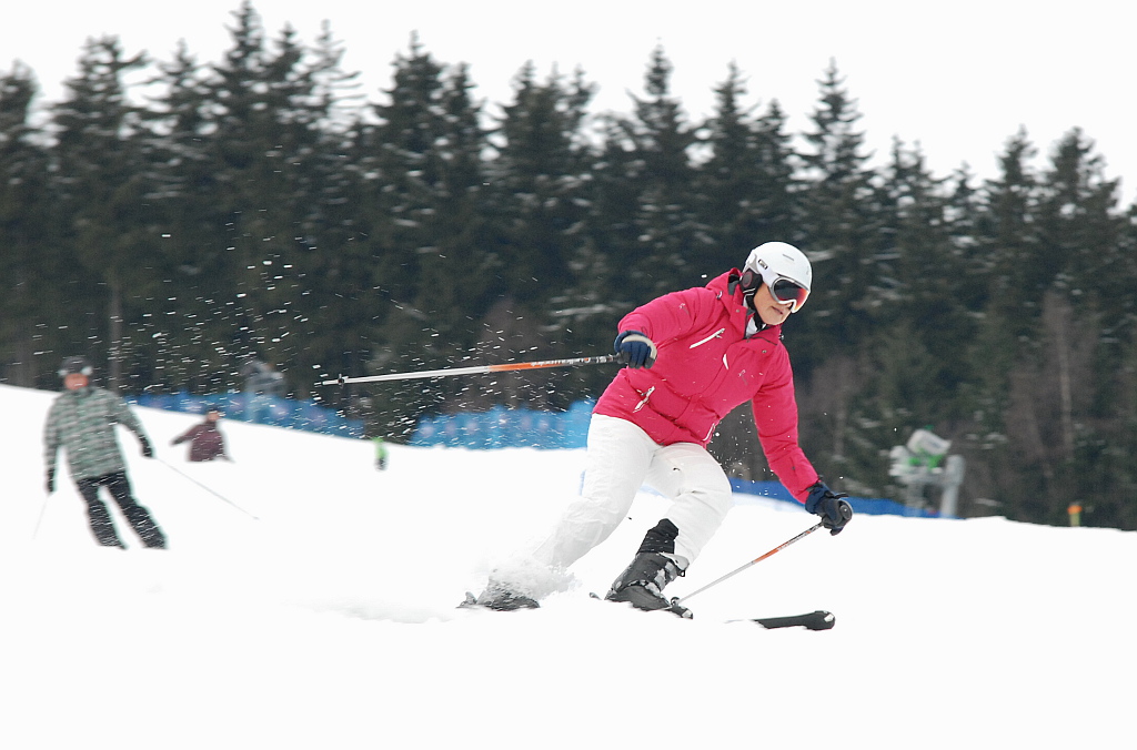 Marie Retková lyžuje v Herlíkovicích.