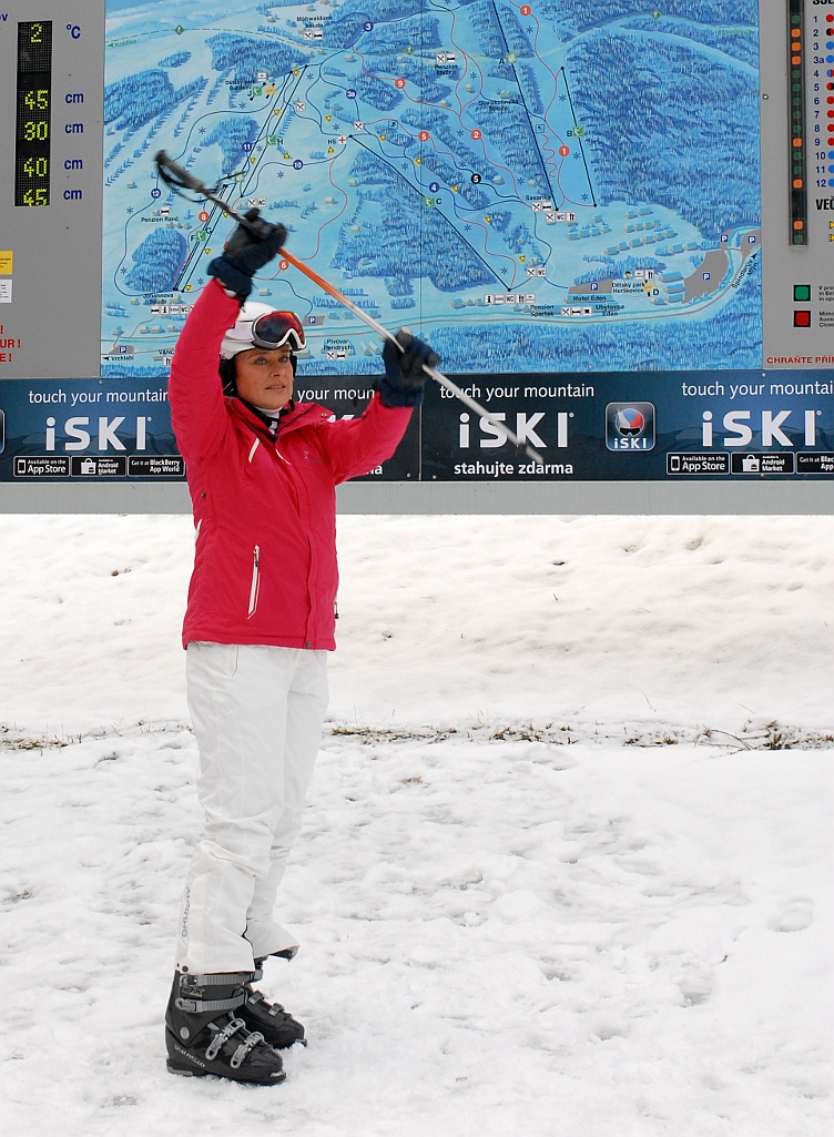 Marie Retková v Herlíkovicích se rozcvičuje před lyžováním.