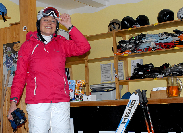 Marie Retková lyžuje v Herlíkovicích