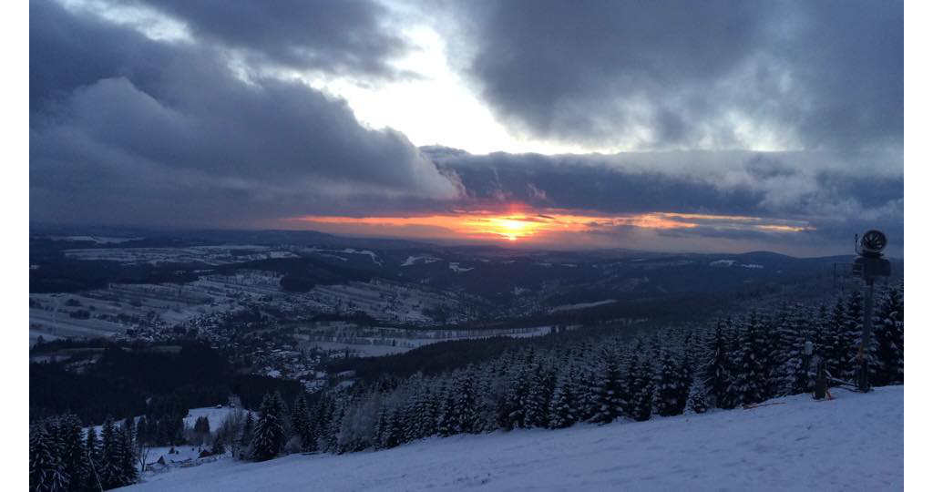 Západ slunce z Lysé hory v Krkonoších.