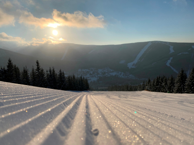 Skiareály jsou zavřené, lidé se na sjezdovkách sdružují