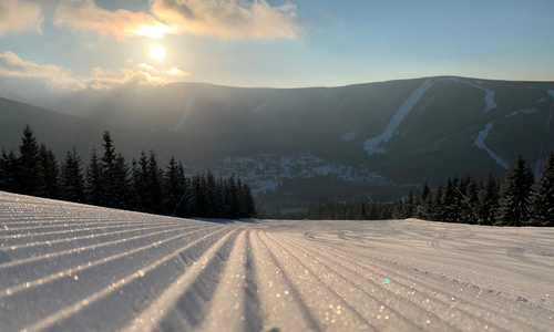 Skiareály jsou zavřené, lidé se na sjezdovkách sdružují Skiareály jsou zavřené, lidé se na sjezdovkách sdružují