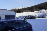 Karavany zaplnily parkoviště na Horních Mísečkách Karavany zaplnily parkoviště na Horních Mísečkách