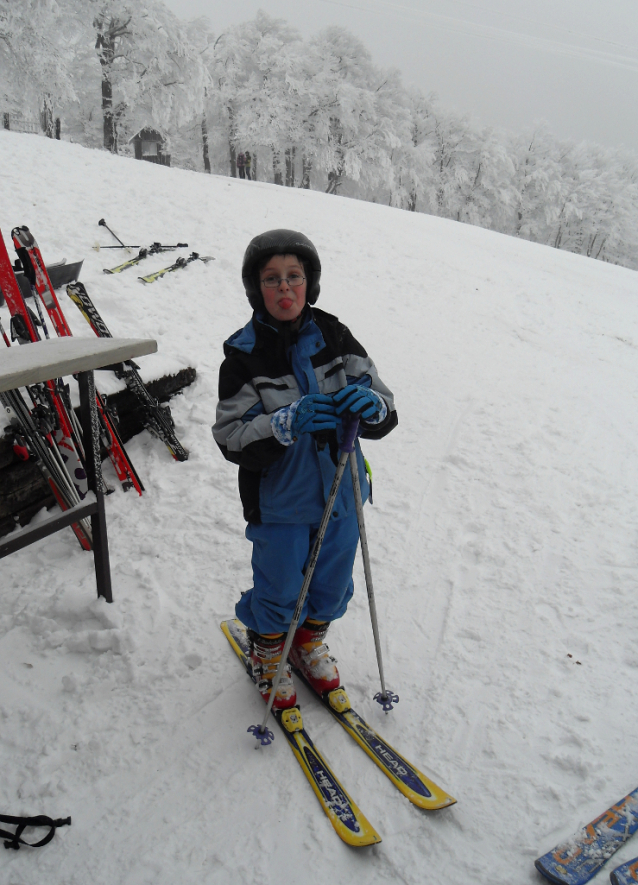Bouřňák: Na sjezdovkách leží balíky slámy, aby bránily lyžování