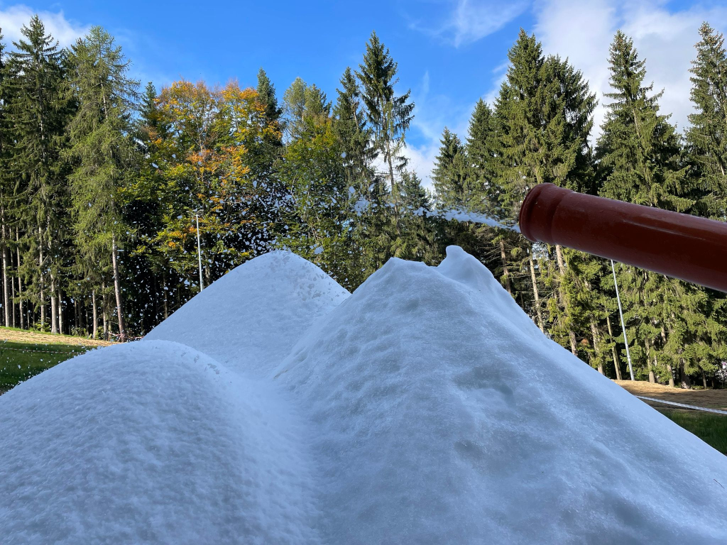 Ještěd, příprava umělého sněhu před zimní sezonou.