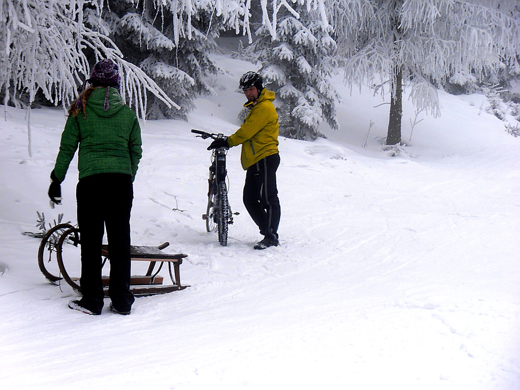 Ještěd. Podivné setkání na sjezdovce: sáňkařka a cyklista s přední lyží místo pneumatiky. 