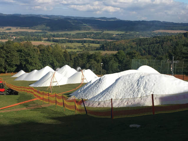 Moninec už lyžuje na malé sjezdovce