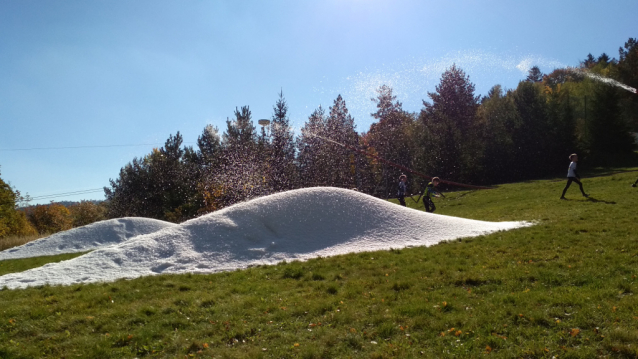 Moninec už lyžuje na malé sjezdovce