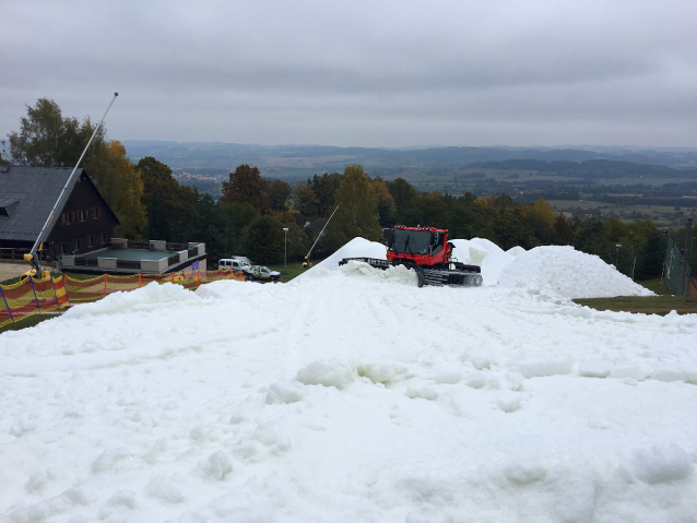 Světoví snowboardisté na Monínci poradí a ukáží 