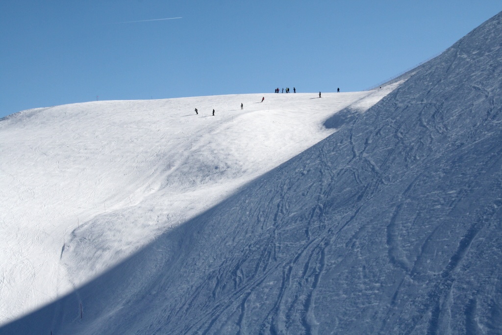 Bormio, široké sjezdovky v horní části skiareálu.