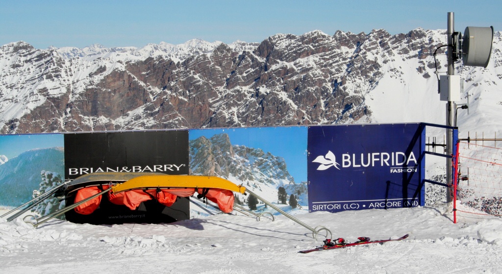 Bormio, kanadské saně na Cima Bianca jsou připravené pro zásah horské služby.
