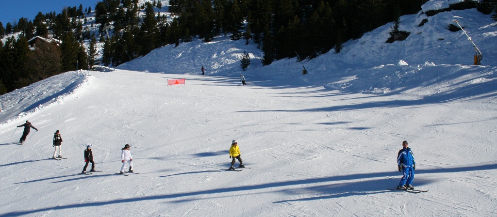 Bormio, instruktor vede lyžařský výcvik.