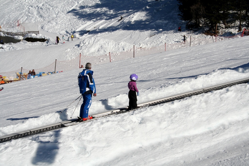 Bormio, lyžařské hřiště pro děti je obsluhované pohyblivým kobercem.