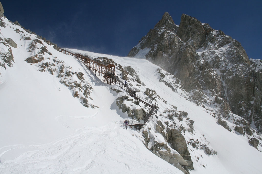 Courmayeur, schody na začátku sjezdu ledovcem Toula.