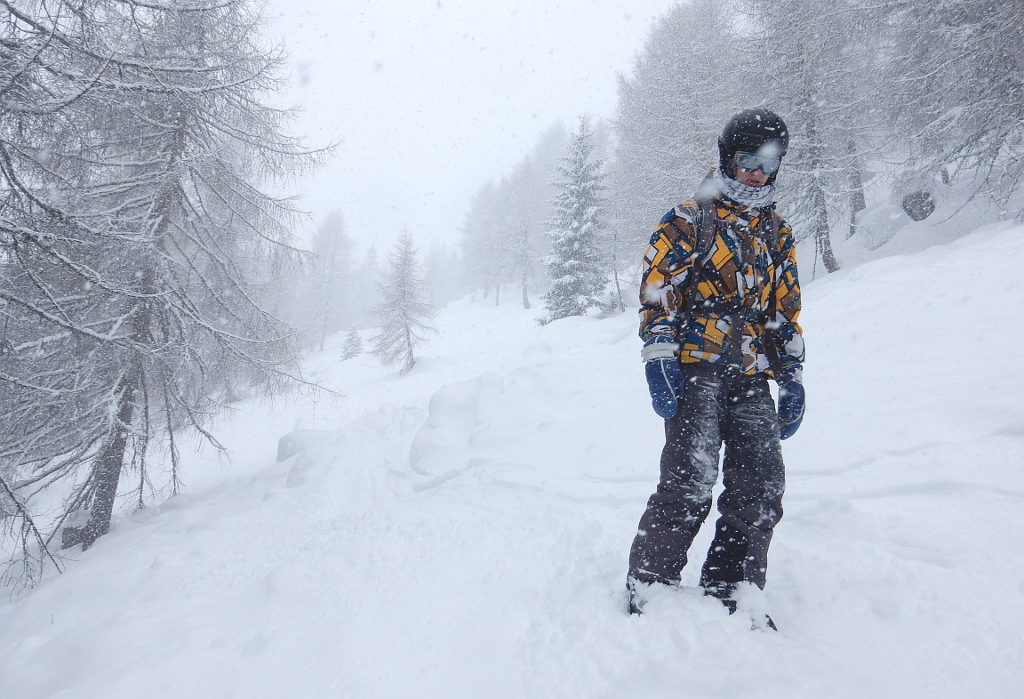 Marilleva, lyžování v husté sněhové vánici.