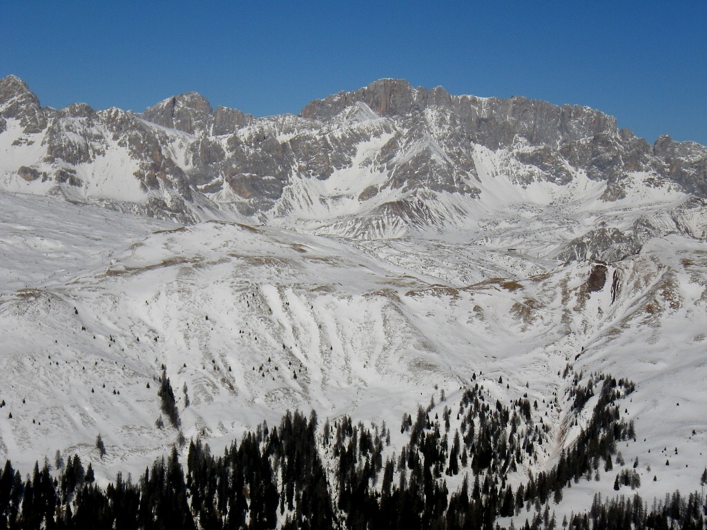 Dolomiti, Passo Rolle, Castellaz (2333 m).  Výhled na jižní stěnu Marmolady.