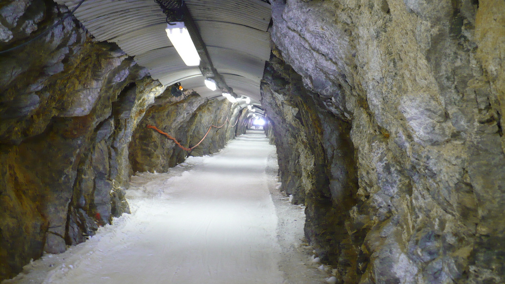 Alpe d´Huez, štola vede ke sjezdovce Tunnel.