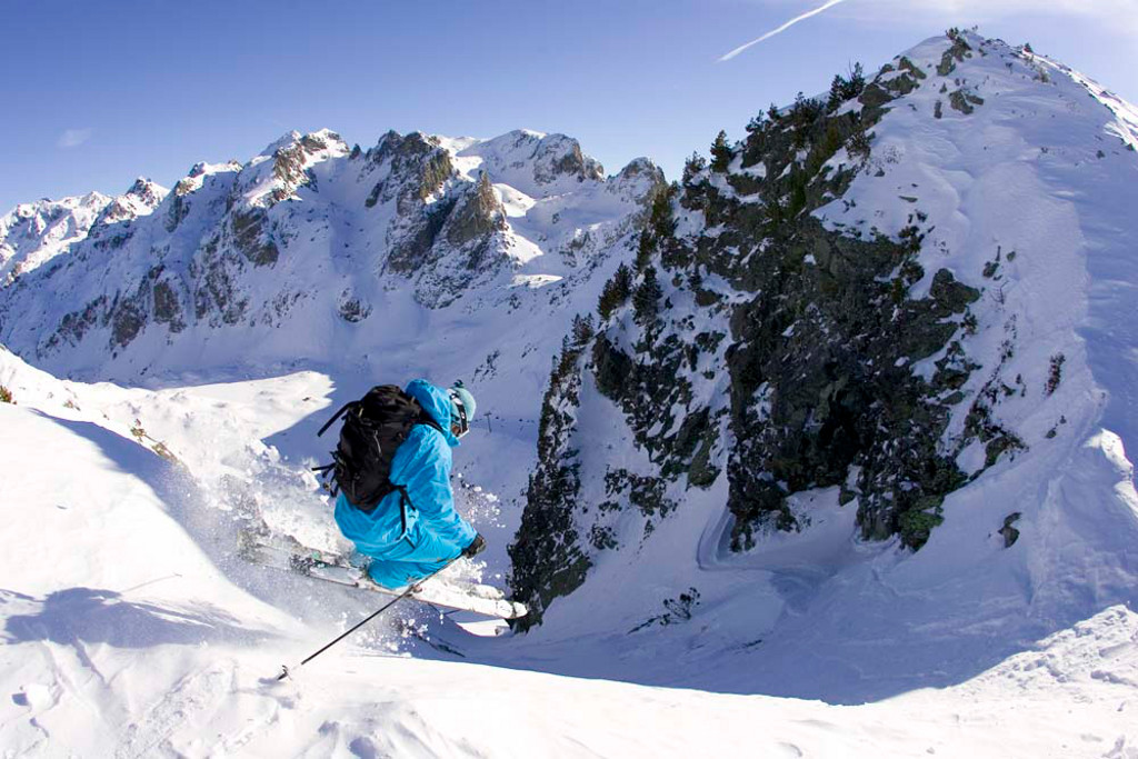 Chamrousse. Bruno Garban vjíždí na lyžích do terénu.