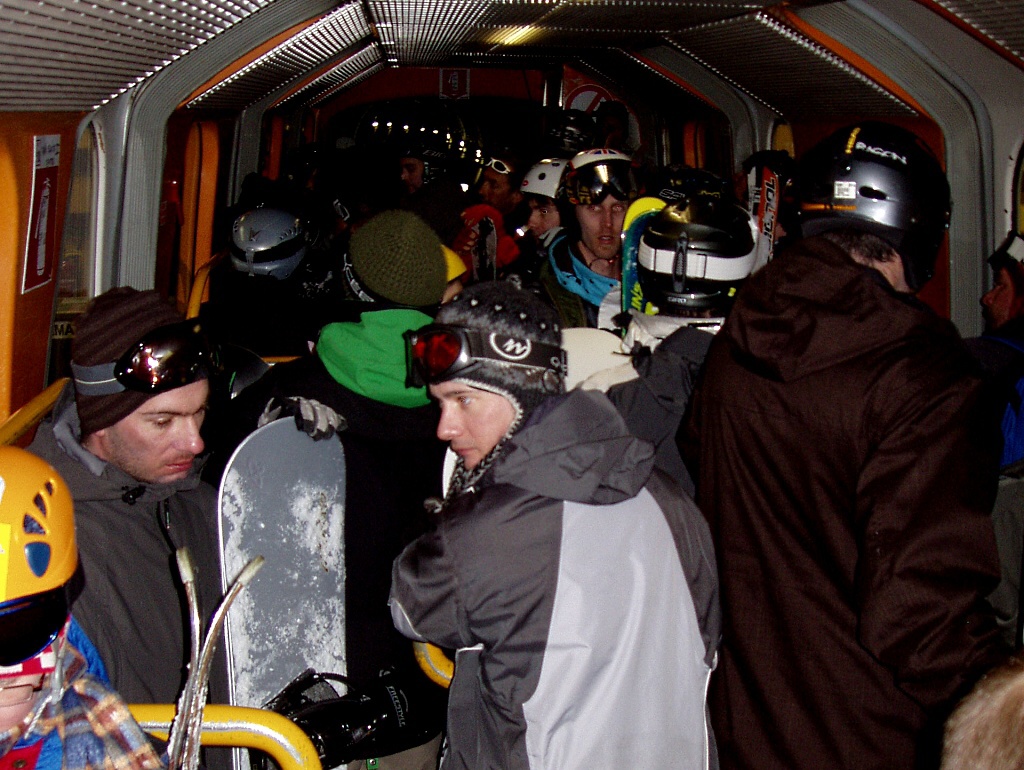 Metro pod ledovcem Mantel.