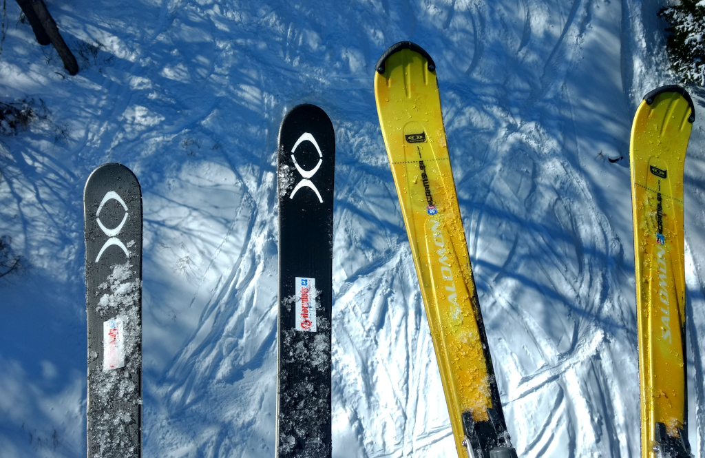 Slunečné lyžování v Savojských Alpách.
