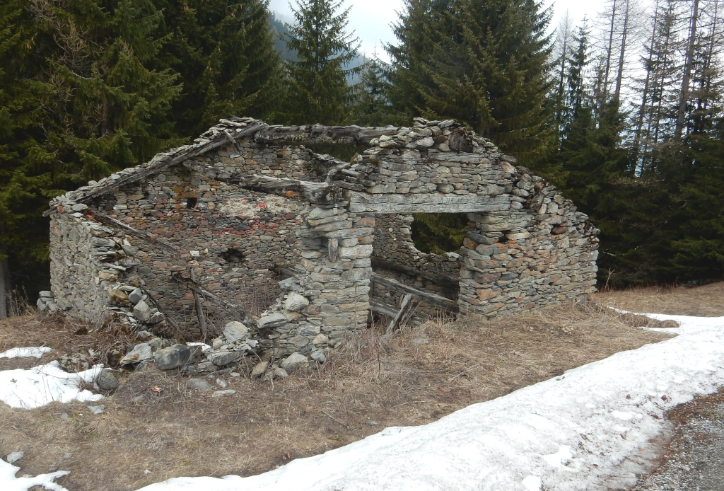 Ruiny horské chalupy u Piste u du Lavoir.