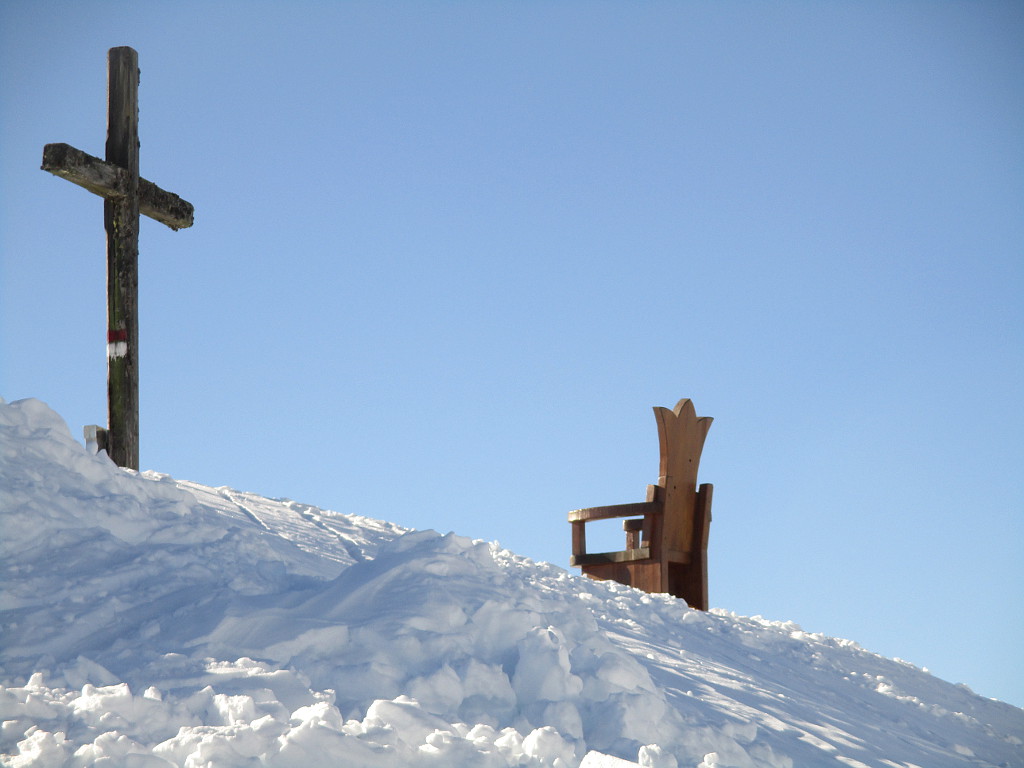 Skiareál Hochkönig, jeden z vrcholů je ozdoben křeslem ve tvaru koruny horského krále.