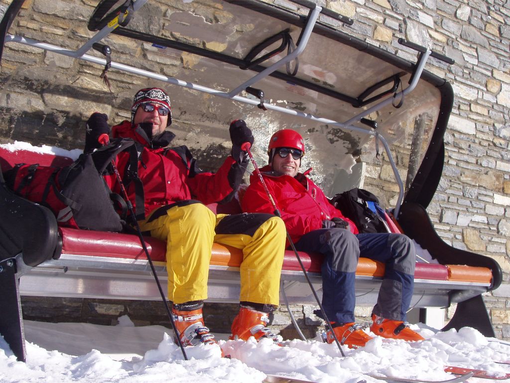 Kaprun, odpočinková sedačka je vtipně umístěná v Alpincenter.