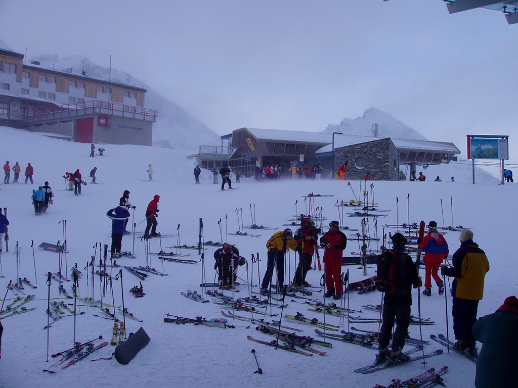 Kaprun, davy lyžařů u Alpincentra.
