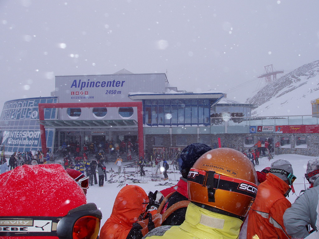 Kaprun, davy lyžařů u Alpincentra.