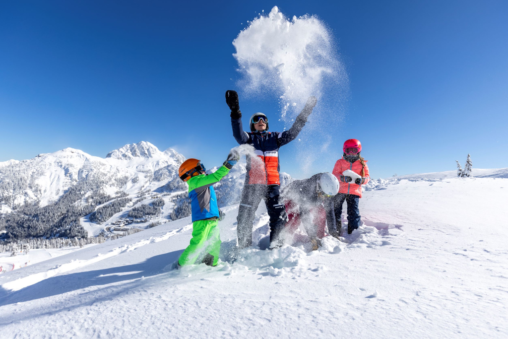 Nassfeld s dětmi na lyžích.