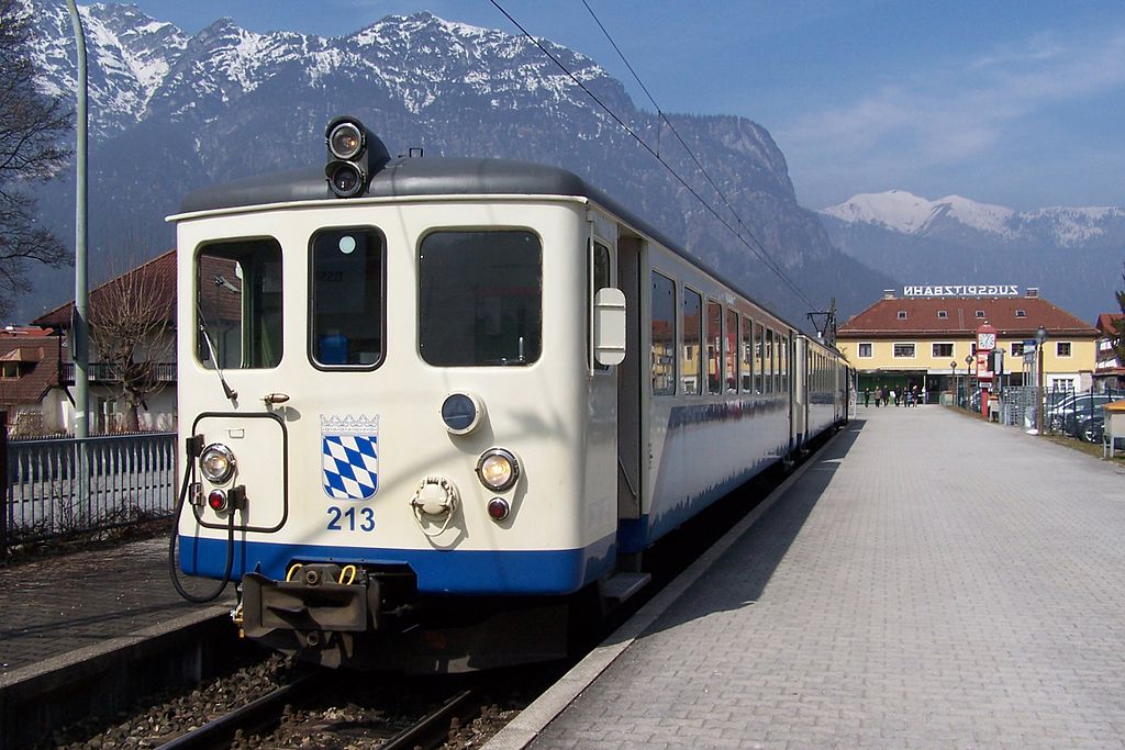 Horská železnice Bayerische Zugspitzbahn začíná na nádraží v Garmisch.