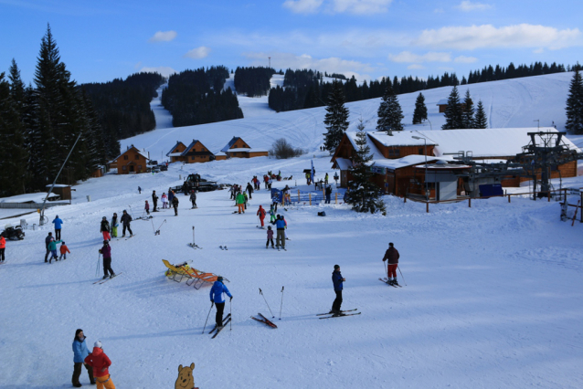 Koncoročné pobyty pre lyžiarov a nezmenené ceny skipasov v Ski Oravská Lesná 