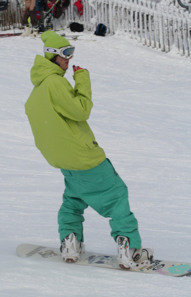 Štrbské pleso, snowboardista na sjezdovce.