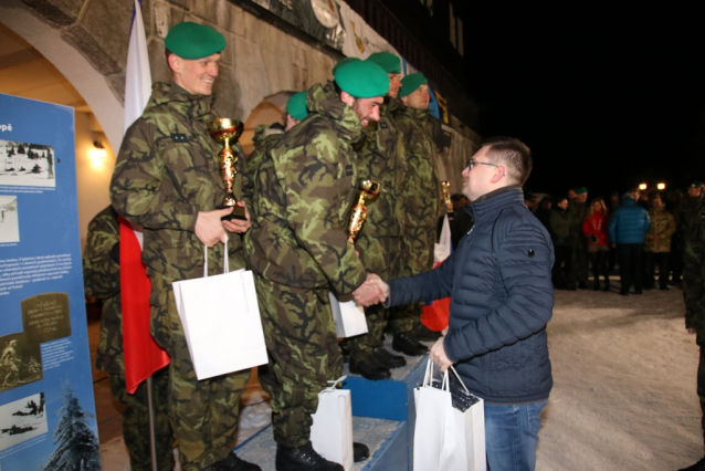 Vojáci lezli po skalách a překonávali umělé překážky