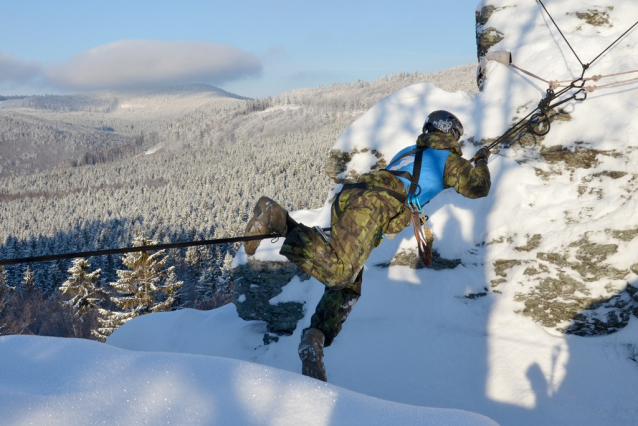 Winter Survival 1. den: závodí také dvě ženy