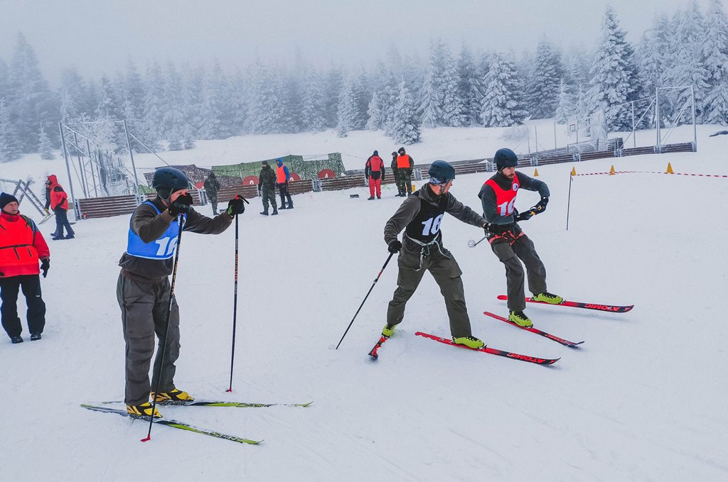 Předání štafety při štafetovém běhu na lyžích.