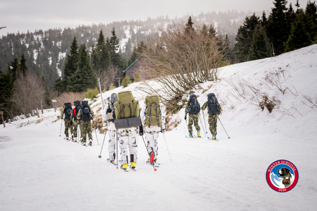 Pondělní start družstev Winter survival Jeseníky.