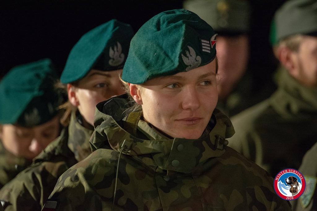 Polské ženské družstvo nastupuje do armádního závodu Winter Survival Jeseníky 2020.