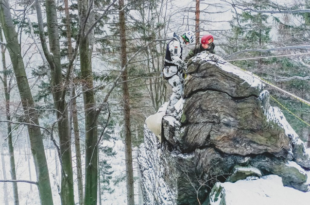 Winter Survival Jeseníky: mrazivé táboření, běh po kopcích a lezení na skalách