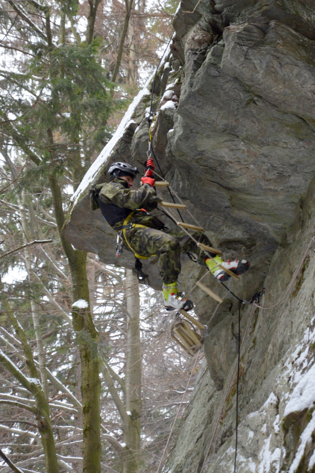 Vojáci lezli po skalách a překonávali umělé překážky