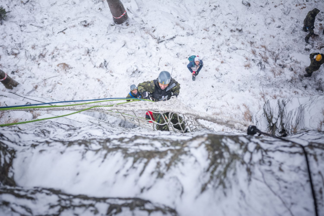 Winter Survival Jeseníky: mrazivé táboření, běh po kopcích a lezení na skalách