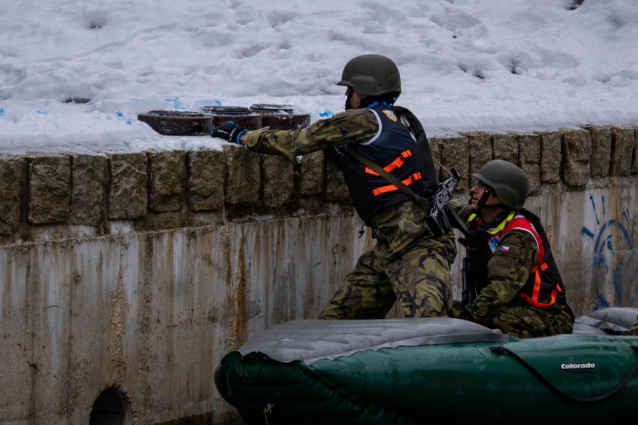 Vojenský Winter Survival vyhráli hasiči