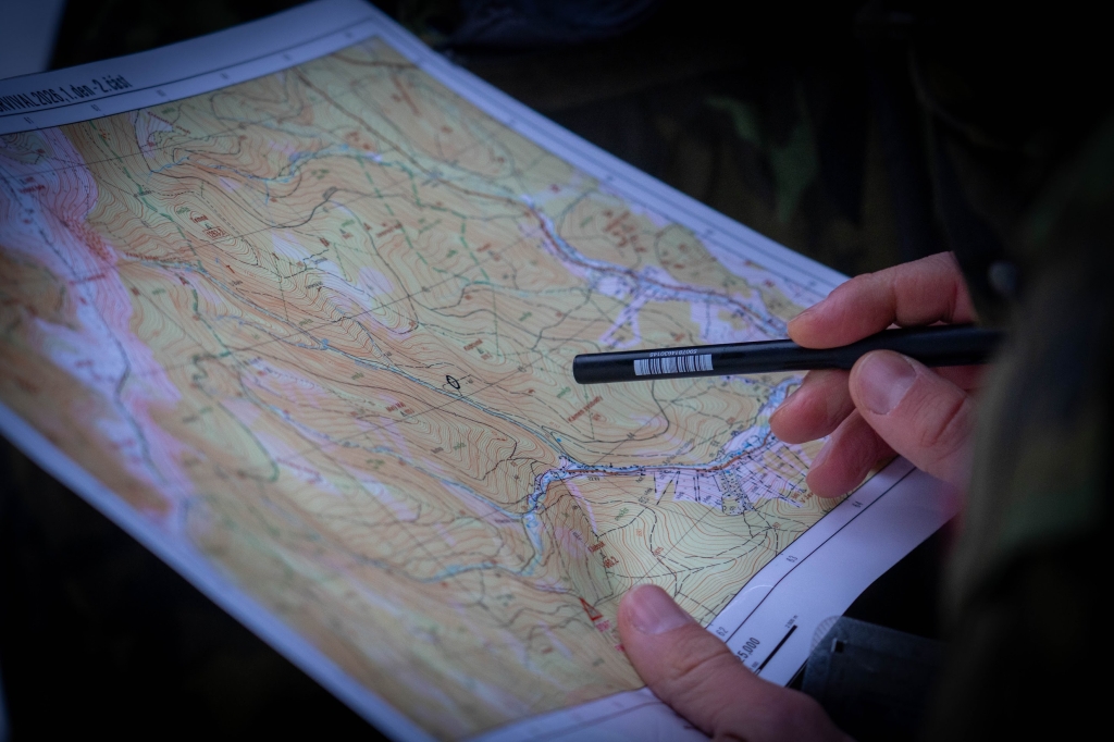 Mapa je stále základem orientace v terénu.